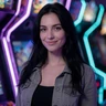 Lena, Rainbet Spielerin in einer Neon-Arcade, Portrait